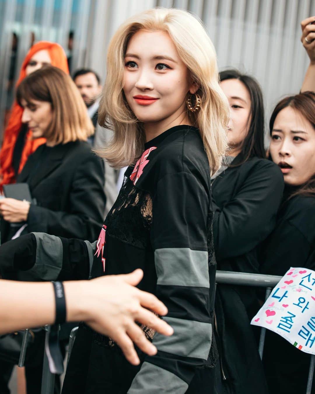가로수길 , Seoulさんのインスタグラム写真 - (가로수길 , SeoulInstagram)「MFW Street Fashion Style Thx @miyayeah 🔥🔥 프라다 쇼장에서 선미 왤케 인기 많아 👍🏻👍🏻 . . #선미 #선미패션 #선미날라리 #스트릿패션코디 #sunmi #pradashow #milanofashionweek2019 #mfw2019 #kpopfashion #kpopstyle」9月19日 13時28分 - jaylim1