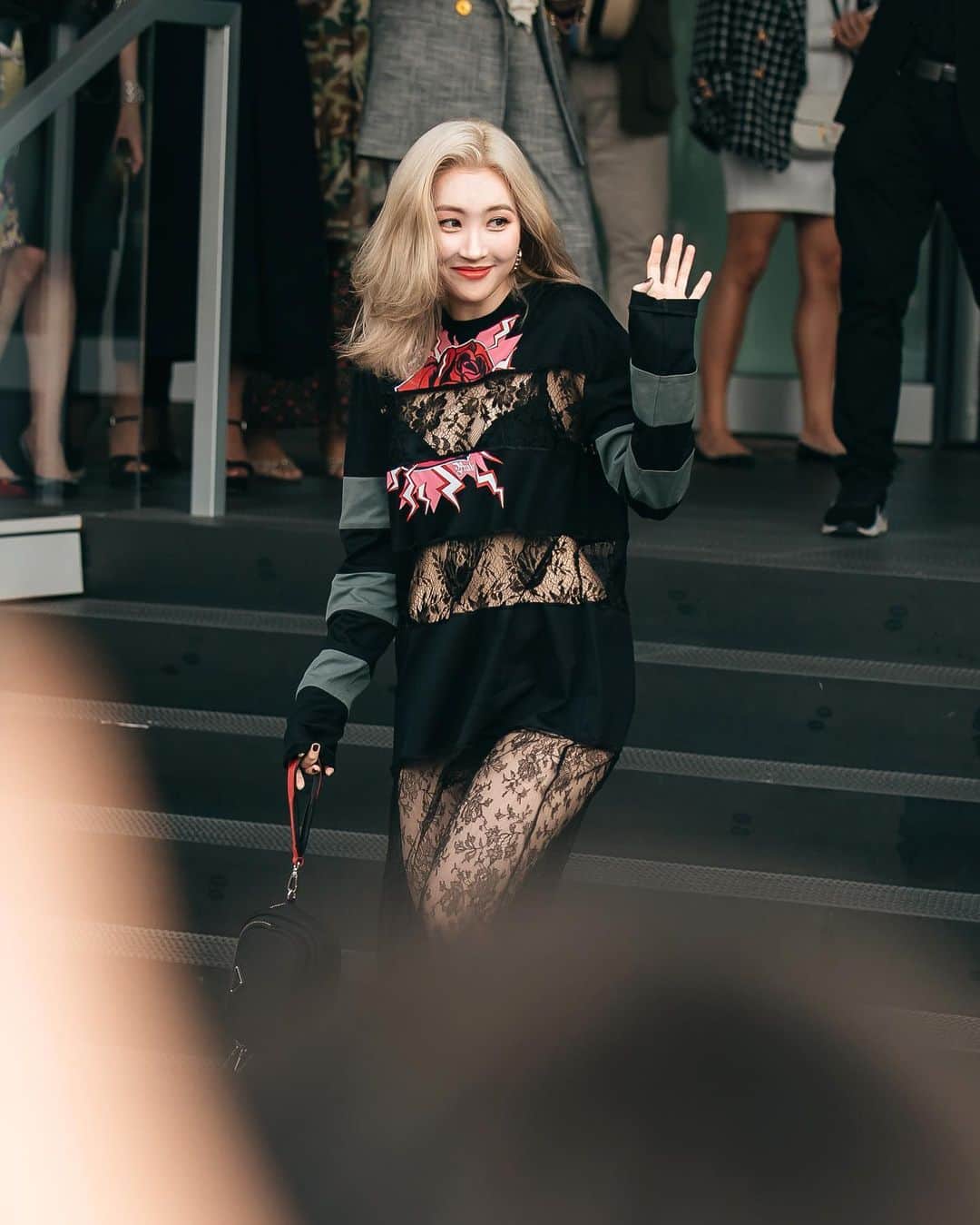 のインスタグラム：「MFW Street Fashion Style Thx @miyayeah 🔥🔥 프라다 쇼장에서 선미 왤케 인기 많아 👍🏻👍🏻 . . #선미 #선미패션 #선미날라리 #스트릿패션코디 #sunmi #pradashow #milanofashionweek2019 #mfw2019 #kpopfashion #kpopstyle」