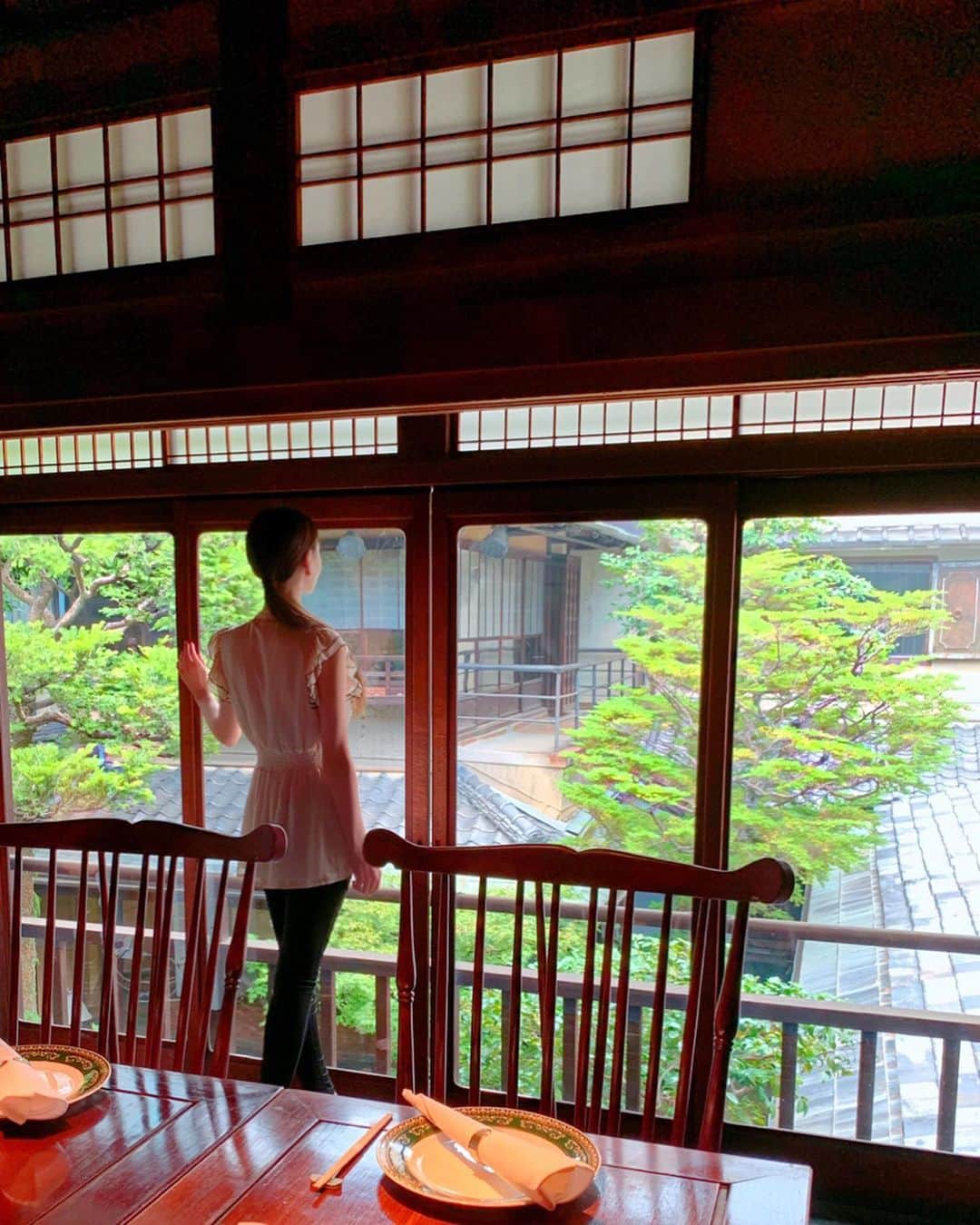 百合華さんのインスタグラム写真 - (百合華Instagram)「京都市指定文化財の中国北京料理店『膳處漢ぽっちり』にて贅沢な女子会ランチ💕﻿ ﻿ 歴史を感じる外観や店内の家具などの全てに高級感があり、きちんとお手入れが行き届いている坪庭の奥には、日本家屋と蔵をリノベーションされたお洒落なBARもありました🎶﻿ ﻿ こんな素敵なお店を発見できるなんて京都にはまだまだお洒落な隠れ家がいっぱいww✨﻿ ﻿ #京都 ﻿ #烏丸﻿ #膳處漢ぽっちり﻿ #北京料理﻿ #京都市指定文化財﻿ #坪庭﻿ #高級感﻿ #贅沢ランチ ﻿ #女子会ランチ﻿ #女子会﻿ #隠れ家」9月19日 13時33分 - yurika.lovelily