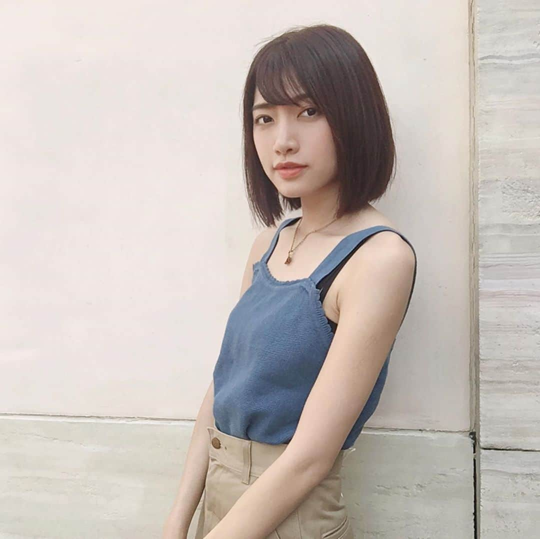 小林亜実さんのインスタグラム写真 - (小林亜実Instagram)「. 夏が本当に終わっちゃう前に夏の服装の写真載せとこっ🎐 最後の１枚はどこ見てんの？って感じだけど、この写真を撮ってくれた @tmm_n0618 を見て笑ってます（笑） . . tank @kastane_  skirt @e_hyphen_world_gallery」9月19日 13時43分 - koami112