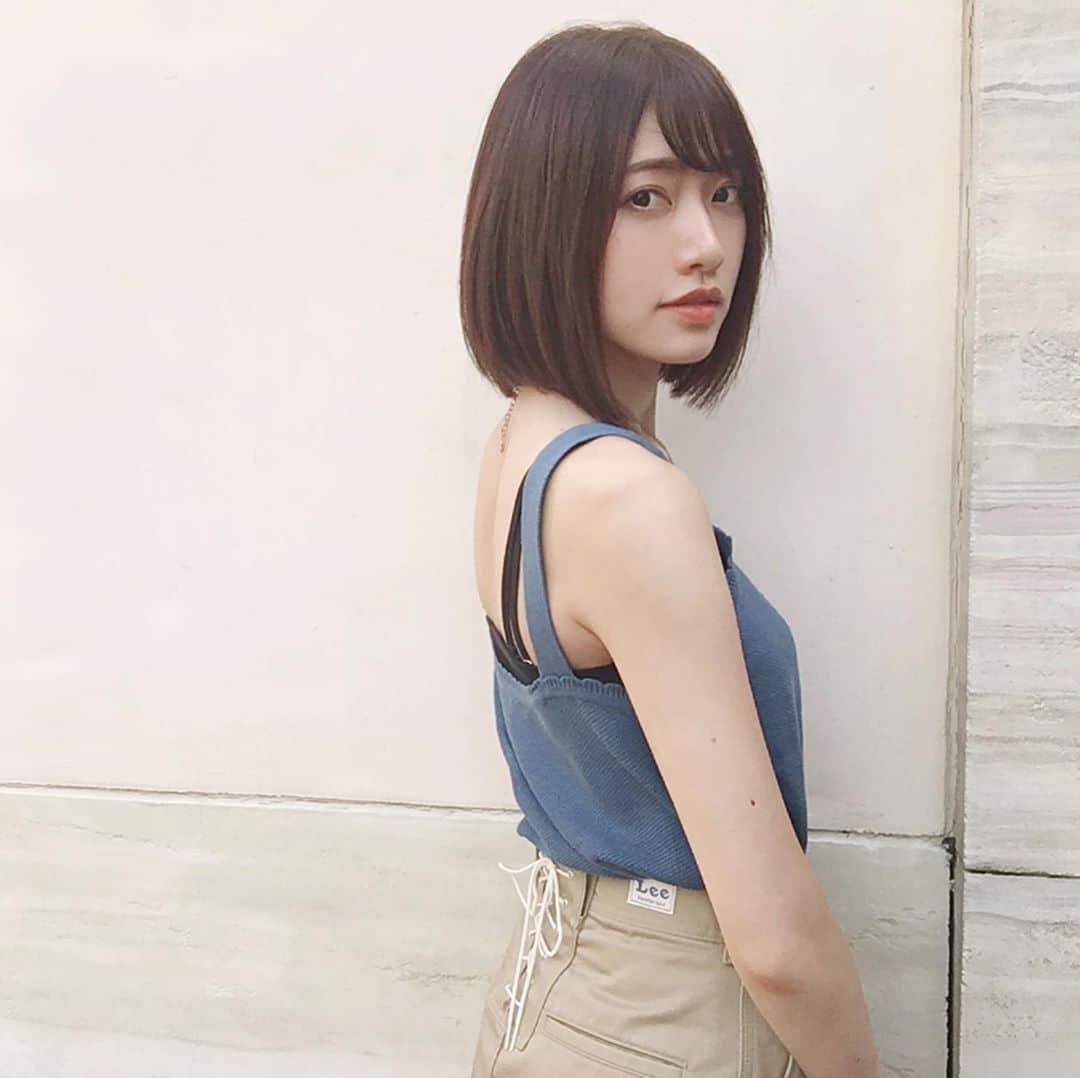 小林亜実さんのインスタグラム写真 - (小林亜実Instagram)「. 夏が本当に終わっちゃう前に夏の服装の写真載せとこっ🎐 最後の１枚はどこ見てんの？って感じだけど、この写真を撮ってくれた @tmm_n0618 を見て笑ってます（笑） . . tank @kastane_  skirt @e_hyphen_world_gallery」9月19日 13時43分 - koami112