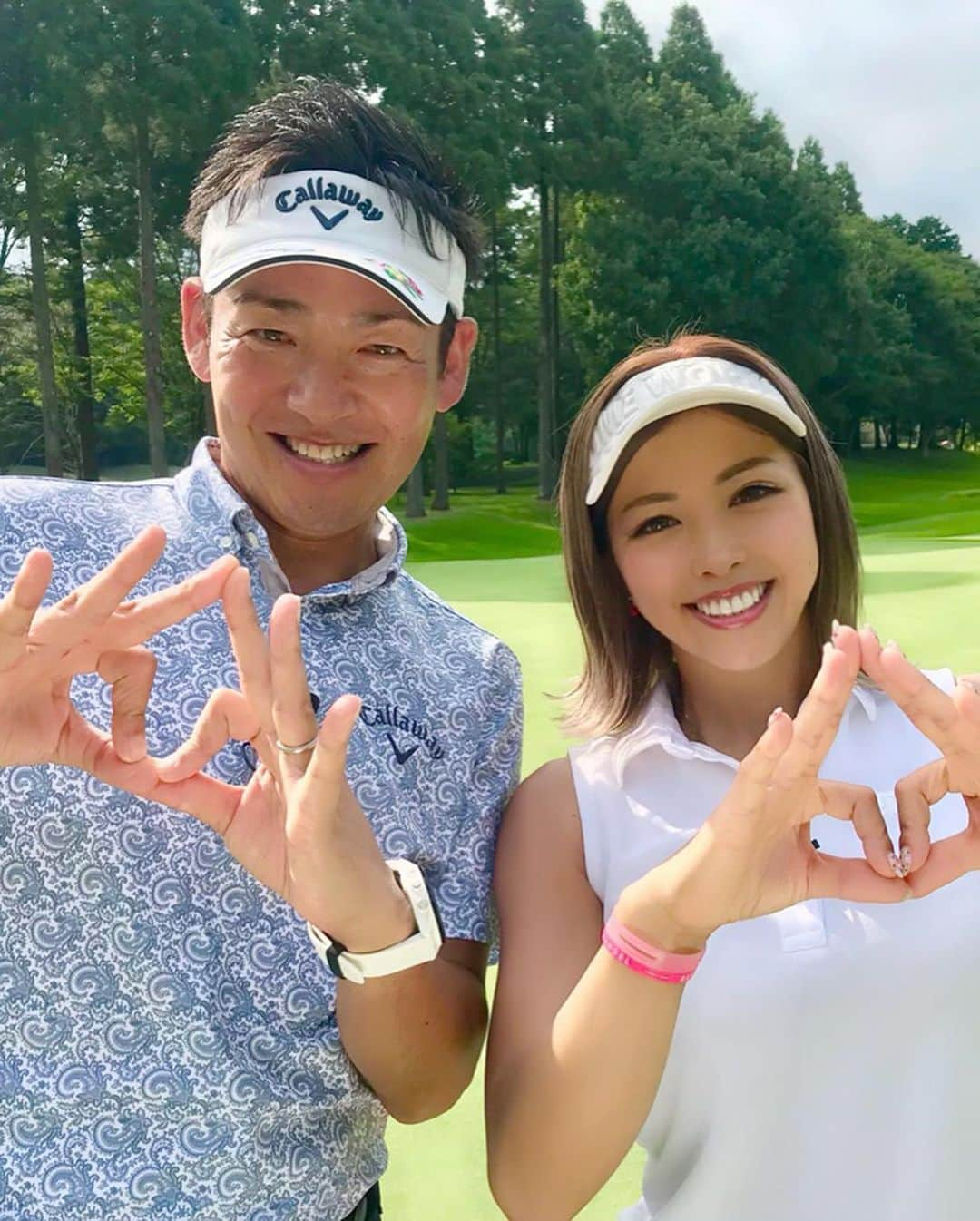 あおい夏海さんのインスタグラム写真 - (あおい夏海Instagram)「こんにちは⛳ 突然ですが、 ゴルフが好きだけど腰痛があって辛い😢とお悩みの皆さん！！ 朗報です💓 最後まで読んでね💕 . 今月頭に、カレドニアンゴルフクラブで、 ミドリ安全さんから発売されている"MIDORI PF1"のインプレっション収録をしてきました✨ MIDORI PF1 にレディースも新発売したということで、私も新色MIDORI PF1 ピンクを着用！！ ゴルフはいつもスカートやショーパンなので、初めてパンツ履きました！ とても新鮮でした😊✨ . このパンツは、履くプロテクターと言われており、 骨盤と腰をサポートできるのですが、 それだけでなく、 重心が安定する、 ひざの無駄な動きが抑えられる、 スムーズにスイングできる、 クラブの軌道も安定し、芯に当てやすくなる！ . 実際MIDORI PF1を着用して、常住プロとプレーしましたが、腰のサポート感がとてもあり、腰にあるBoAを回して腰をさらに安定させてからドライバーを打ったら、ホントに飛距離が伸びました😆🔥 . 腰痛があって辛い人はぜひこれを試して頂きたいです✨ . この模様は Golf net tv @golfnettv にて 10/17から配信されます🥰☘️ . またアルバ10/10、 パーゴルフ10/22 にも掲載されるので、 ぜひチェックしてくださいね😆💕 . #ミドリ安全 #MIDORIPF1 #ゴルフパンツ #ゴルフ #ゴルフウエア #あおい夏海 #常住充隆 #ゴルフ男子 #腰痛 #骨盤サポート #ゴルフネットtv #golfnettv #alba #アルバ #パーゴルフ #ゴルフ雑誌 #撮影 #カレドニアンゴルフクラブ #ゴルフ女子 #ゴルフ好き #ゴルフウェア #ゴルファー #ゴルフ好きな人と繋がりたい」9月19日 13時37分 - natsumi.aoi