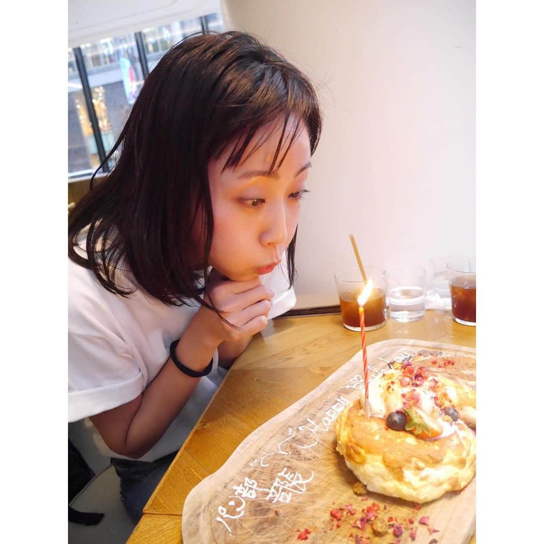 木南晴夏さんのインスタグラム写真 - (木南晴夏Instagram)「今年も #パン部 にお祝いしてもらいました🎂  ドラマ撮影終了を待ってくれていたので、この時期に。 おそろいのSANDWICHティーシャツをプレゼントしてくれて みんなで大はしゃぎで 人生初のはとバスツアーへ🐦 雨の中だったけど こんな素敵な企画をしてくれたことが嬉しくて嬉しくて 終始とってもしあわせな一日でした💛  あーたくさん笑った笑った。 みんなありがとう。  次会う約束も決めたんだーっ 早く会いたい💕」9月19日 13時39分 - kinamitopan