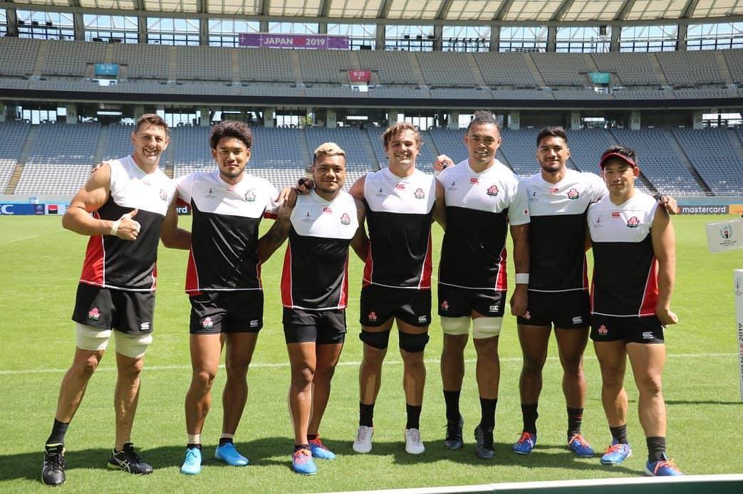 ラファエレ・ティモシーさんのインスタグラム写真 - (ラファエレ・ティモシーInstagram)「It’s been a long road to get to this moment 🙏🏾 Captain’s run done with the brothers ✊🏽 Looking forward to kick starting the World Cup tomorrow night 🏆 #RWC2019 #OneTeam #JPNvRUS」9月19日 13時42分 - timlafaele