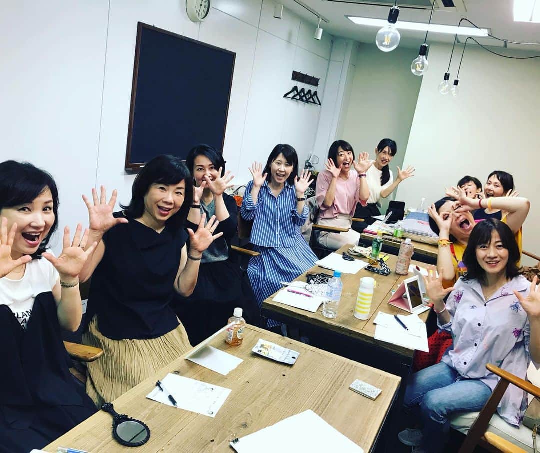 間々田佳子のインスタグラム：「今日も楽しく厳しくレッスン❣️ 笑顔に迷いがなくなり、 写真写りが良くなります！  #顔ヨガ継続クラス銀座 #間々田佳子」