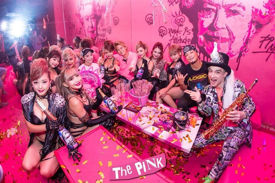 春木開さんのインスタグラム写真 - (春木開Instagram)「PINK1周年おめでとうございます㊗️﻿ @hayato_nanaura_thepink ﻿ 常に挑戦し続ける姿勢に﻿ いつも刺激をもらってます🔥﻿ ﻿ 学歴が高くて論理的で知識で豊富﻿ だから成功するわけじゃなく﻿ 勇気を持ちリスクを取り行動できる人が﻿ 成功するのが"破壊的な真理"﻿ ﻿ AIに人間が勝つ可能性は﻿ AIはリスクをとれないこと🔥🔥🔥🔥﻿ ﻿ ﻿ #osaka #thepink﻿ #1stanniversary﻿ #エンタメ革命家﻿ #七浦隼人﻿ #内藤良太﻿ #バーレスク東京﻿」9月19日 14時09分 - haruki.kai