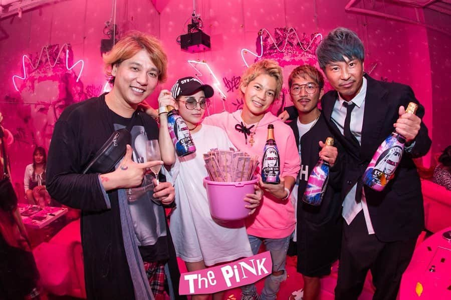 春木開さんのインスタグラム写真 - (春木開Instagram)「PINK1周年おめでとうございます㊗️﻿ @hayato_nanaura_thepink ﻿ 常に挑戦し続ける姿勢に﻿ いつも刺激をもらってます🔥﻿ ﻿ 学歴が高くて論理的で知識で豊富﻿ だから成功するわけじゃなく﻿ 勇気を持ちリスクを取り行動できる人が﻿ 成功するのが"破壊的な真理"﻿ ﻿ AIに人間が勝つ可能性は﻿ AIはリスクをとれないこと🔥🔥🔥🔥﻿ ﻿ ﻿ #osaka #thepink﻿ #1stanniversary﻿ #エンタメ革命家﻿ #七浦隼人﻿ #内藤良太﻿ #バーレスク東京﻿」9月19日 14時09分 - haruki.kai