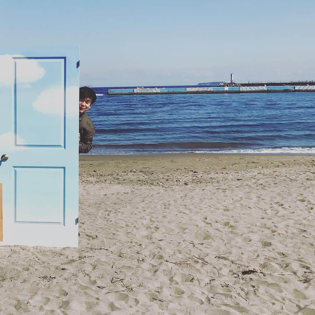 巻上公一さんのインスタグラム写真 - (巻上公一Instagram)「熱海未来音楽祭 パフォーマンスのために ビーチにマグリット風 ドアの設置に来ました。  #熱海  http://www.makigami.com/atamimirai.html」9月19日 14時12分 - koichimakigami