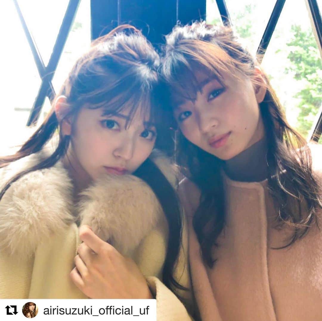 のインスタグラム：「#Repost @airisuzuki_official_uf with @get_repost ・・・ ✴︎ たまに似てるって言われる2人のページあります📚見てくれたかなー？？☺︎ #本人達は似てる感覚一切無し🤭 . . #Ray #岡崎紗絵 #鈴木愛理 #さえあいり」