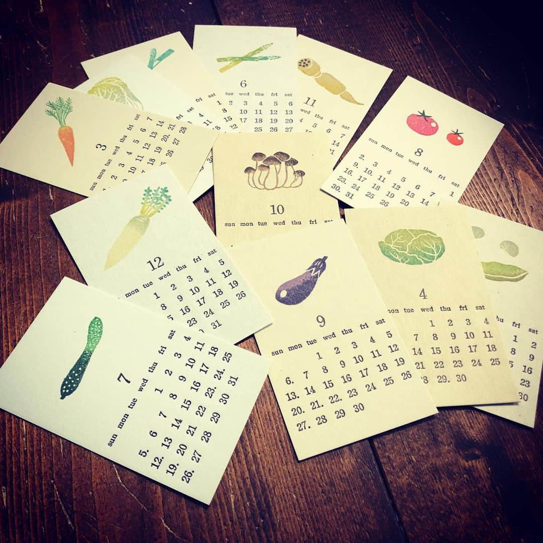 津久井智子さんのインスタグラム写真 - (津久井智子Instagram)「#津久井智子  #消しゴムはんこ教室  １０月は2020年度版のカレンダー作り！ １２ヶ月の日付が活版印刷で印刷された名刺サイズのカードを配布します。 上部余白に、１２ヶ月分のお好きな絵柄をはんこで作って押しましょう。  教室で１２ヶ月分完成できなくてもOK。 １月の絵柄から作り始めれば、年明けから使えますね◎  はんこのお手本図案は、 写真の野菜シリーズのほか、 ２種類ほど新作を用意します。 <スケジュール> ・横浜 BUKATSUDO 10/12(土)10:30-12:30 ・渋谷 WRAPPLE 10/12(土)16:00-18:00 ・渋谷 ハンズ 10/13(日)10:30-12:30 10/13(日)14:00-16:00 ・江古田 シャマイム 10/21(月)13:00-15:00 ・浅草橋 eastsidetokyo 10/25(金)10:30-12:30 10/25(金)14:00-16:00 10/26(土)10:30-12:30 10/26(土)14:00-16:00 ・ 詳細・ご予約は 津久井智子ホームページへ！ https://tsukuitomoko.com」9月19日 14時13分 - tomokotsukui