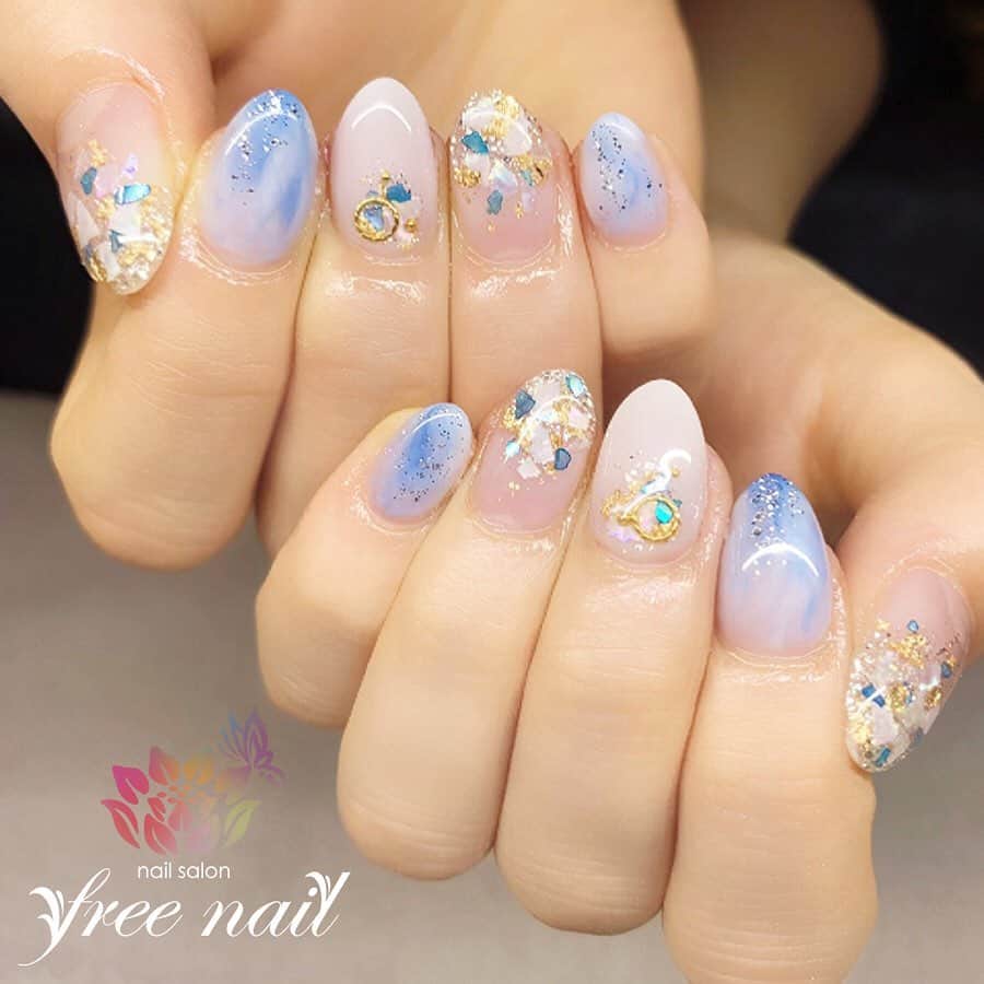 free nail フリーネイルのインスタグラム：「. お客様ネイル💅🏻🌟✨ . 爽やかブルーネイル💠💙✨ . 秋の清々しい空色🧩✨ . スワイプして動画も見てね⇨☝︎🎬✨ . ご来店ありがとうございました🙇🏻‍♀️🙇🏻‍♀️🙇🏻‍♀️💗 . #ネイル #フリーネイル #ネイルアート #ジェルネイル #ネイルサロン #大阪ネイルサロン #ネイルデザイン #ネイルチェンジ #ニュアンスネイル #ラメネイル #シェルネイル #金箔ネイル #ブルーネイル #乳白色ネイル #クリアネイル #デザインネイル #トレンドネイル #シンプルネイル #こだわりネイル #秋ネイル #美甲 #日式美甲 #autumnnails #nailsart #nailsalon #nailsdid #newnails #newnail #freenail」
