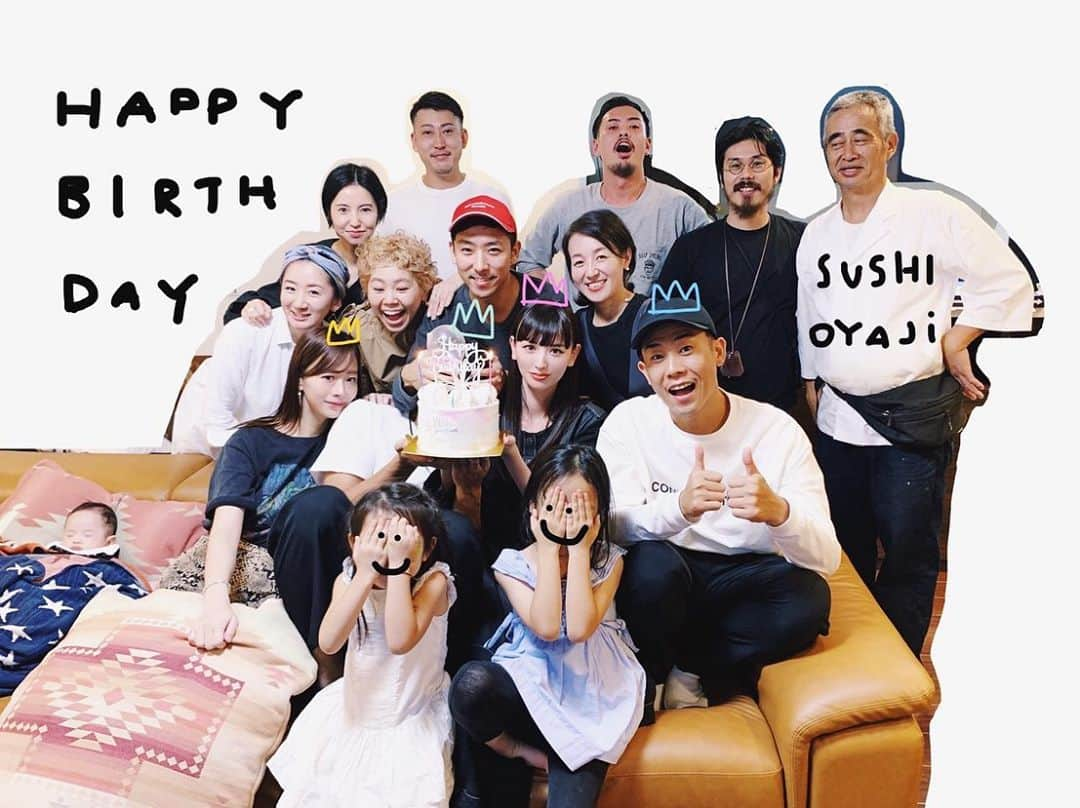 鈴木えみさんのインスタグラム写真 - (鈴木えみInstagram)「9月生まれ組の誕生日祝いを、みんながしてくれました🍣🎂💘いつもありがとう🥰 子供がどんどん増えていき、気づけば20代が居なくなり...このままみんなでハッピーなおじいちゃんおばあちゃんになろうね👵🏻👴🏻💞」9月19日 14時26分 - emisuzuki_official