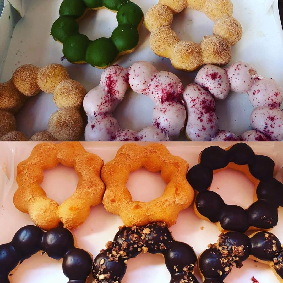 野沢直子さんのインスタグラム写真 - (野沢直子Instagram)「サンフランシスコに上陸の、もちドーナツ🍩食べてみたー❤️ ポンデリング、さらにモチモチした感じで激ウマ❤️❤️ アメリカのドーナツもいいけど、時々ポンデリング食べたくなるから、これは嬉しい❤️❤️ これはボブが買ってきてくれたんだけど、今お店は長蛇の列らしい。 L.A在住の友達が言うには、L.Aでも大人気だって。 #もちドーナツ」9月19日 14時29分 - naoko.nozawa