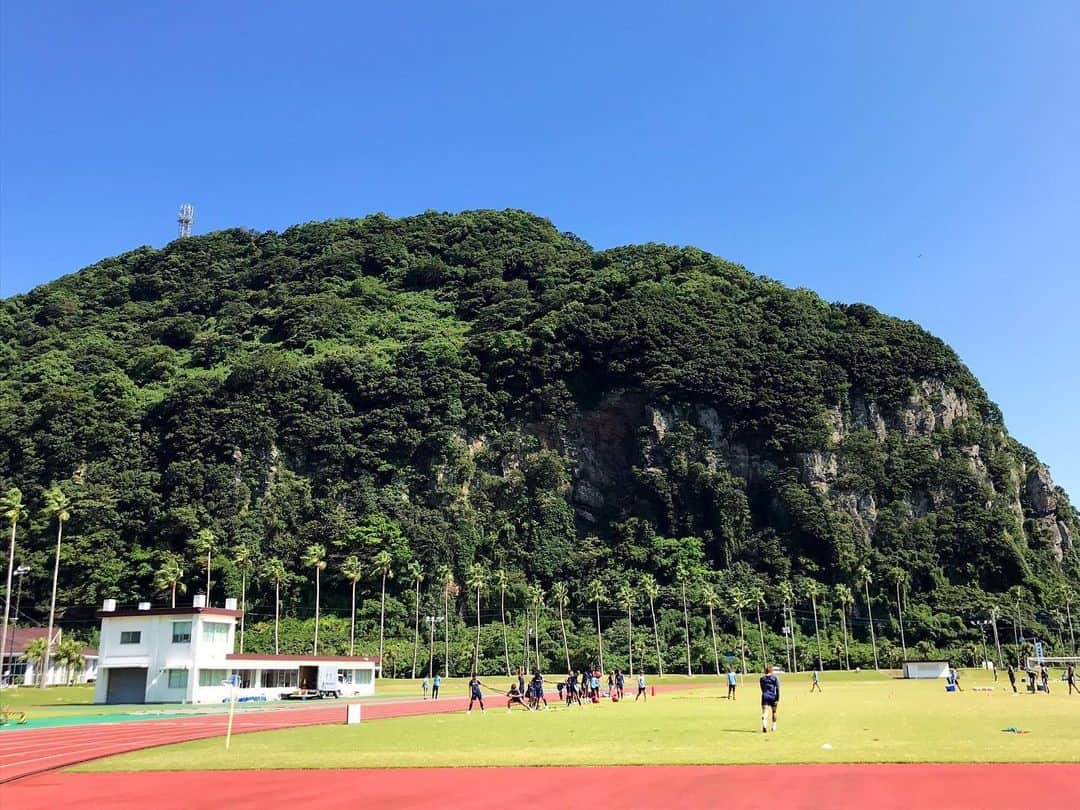 のインスタグラム：「いい天気☀️❗️❗️❗️ 栃木戦に向けていいトレーニングが出来たー🤙🏾 今日はいつもと違う所で練習だったからなんか新鮮だったな〜😌✨ #サッカー  #Jリーグ  #鹿児島ユナイテッドFC #鹿児島 #soccer  #jleague  #kagoshimaunitedfc #kagoshima #堤俊輔  #ツツスタグラム  #チェストー！ #勝手に鹿児島大使  #指宿 #いい天気☀️ #指宿市営陸上競技場」