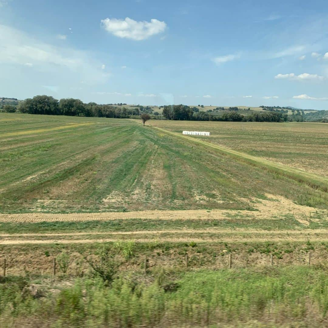 和央ようかさんのインスタグラム写真 - (和央ようかInstagram)「On the way to Florence by 🚂 🚞 🚅❤️💕with lunch box 🥙 what a beautiful view 🏞🛤 電車にてフィレンツェに🚂🚞🚅❤️日本でいう 新幹線のような電車🚅 途中ローマに停まりながらの3時間弱の旅🚅 子供の頃母と毎週日曜日楽しみに見ていたテレビ番組 兼高かおるさんの '世界の旅'そのものの景色が広がっていました😍💕まだ母の家には世界の旅シリーズの本全巻あるはず💕なんか子供の頃に一瞬戻った気がして温かい気分になれた電車の旅でした😍🛤🏞🚅 そして兼高かおるさん、本当に色々な世界を長い間見せて下さり有難うございました🙏沢山の夢を見せていただきました🙏😘 #takakoworldstylin🌎  #italy 🇮🇹 #lifeisjourney  #lifeisbeautiful #trainjourney #lifestyle  #yokawao #和央ようか #兼高かおる世界の旅  #電車の旅 #お弁当を頂きながら」9月19日 14時45分 - yokawao0215