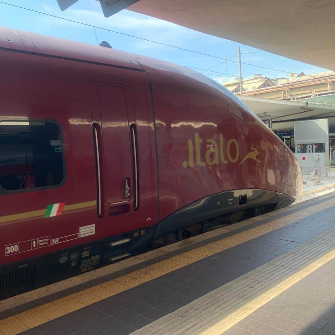 和央ようかさんのインスタグラム写真 - (和央ようかInstagram)「On the way to Florence by 🚂 🚞 🚅❤️💕with lunch box 🥙 what a beautiful view 🏞🛤 電車にてフィレンツェに🚂🚞🚅❤️日本でいう 新幹線のような電車🚅 途中ローマに停まりながらの3時間弱の旅🚅 子供の頃母と毎週日曜日楽しみに見ていたテレビ番組 兼高かおるさんの '世界の旅'そのものの景色が広がっていました😍💕まだ母の家には世界の旅シリーズの本全巻あるはず💕なんか子供の頃に一瞬戻った気がして温かい気分になれた電車の旅でした😍🛤🏞🚅 そして兼高かおるさん、本当に色々な世界を長い間見せて下さり有難うございました🙏沢山の夢を見せていただきました🙏😘 #takakoworldstylin🌎  #italy 🇮🇹 #lifeisjourney  #lifeisbeautiful #trainjourney #lifestyle  #yokawao #和央ようか #兼高かおる世界の旅  #電車の旅 #お弁当を頂きながら」9月19日 14時45分 - yokawao0215