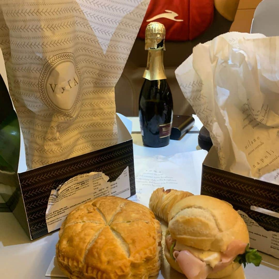 和央ようかさんのインスタグラム写真 - (和央ようかInstagram)「On the way to Florence by 🚂 🚞 🚅❤️💕with lunch box 🥙 what a beautiful view 🏞🛤 電車にてフィレンツェに🚂🚞🚅❤️日本でいう 新幹線のような電車🚅 途中ローマに停まりながらの3時間弱の旅🚅 子供の頃母と毎週日曜日楽しみに見ていたテレビ番組 兼高かおるさんの '世界の旅'そのものの景色が広がっていました😍💕まだ母の家には世界の旅シリーズの本全巻あるはず💕なんか子供の頃に一瞬戻った気がして温かい気分になれた電車の旅でした😍🛤🏞🚅 そして兼高かおるさん、本当に色々な世界を長い間見せて下さり有難うございました🙏沢山の夢を見せていただきました🙏😘 #takakoworldstylin🌎  #italy 🇮🇹 #lifeisjourney  #lifeisbeautiful #trainjourney #lifestyle  #yokawao #和央ようか #兼高かおる世界の旅  #電車の旅 #お弁当を頂きながら」9月19日 14時45分 - yokawao0215