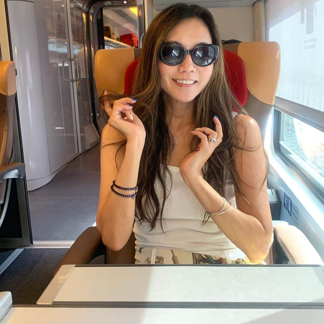 和央ようかさんのインスタグラム写真 - (和央ようかInstagram)「On the way to Florence by 🚂 🚞 🚅❤️💕with lunch box 🥙 what a beautiful view 🏞🛤 電車にてフィレンツェに🚂🚞🚅❤️日本でいう 新幹線のような電車🚅 途中ローマに停まりながらの3時間弱の旅🚅 子供の頃母と毎週日曜日楽しみに見ていたテレビ番組 兼高かおるさんの '世界の旅'そのものの景色が広がっていました😍💕まだ母の家には世界の旅シリーズの本全巻あるはず💕なんか子供の頃に一瞬戻った気がして温かい気分になれた電車の旅でした😍🛤🏞🚅 そして兼高かおるさん、本当に色々な世界を長い間見せて下さり有難うございました🙏沢山の夢を見せていただきました🙏😘 #takakoworldstylin🌎  #italy 🇮🇹 #lifeisjourney  #lifeisbeautiful #trainjourney #lifestyle  #yokawao #和央ようか #兼高かおる世界の旅  #電車の旅 #お弁当を頂きながら」9月19日 14時45分 - yokawao0215