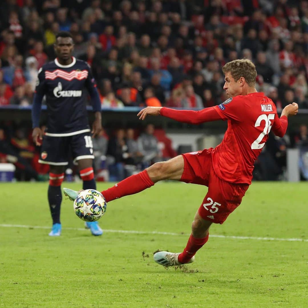 トーマス・ミュラーのインスタグラム：「Es müllert! 😀⚽️ First @championsleague match of the season, first win, first goal. 👍🏼 #PACKMAS #fcbayern #UCL #esmuellert #miasanmia #ozapftis 📸 @alexanderhassenstein」