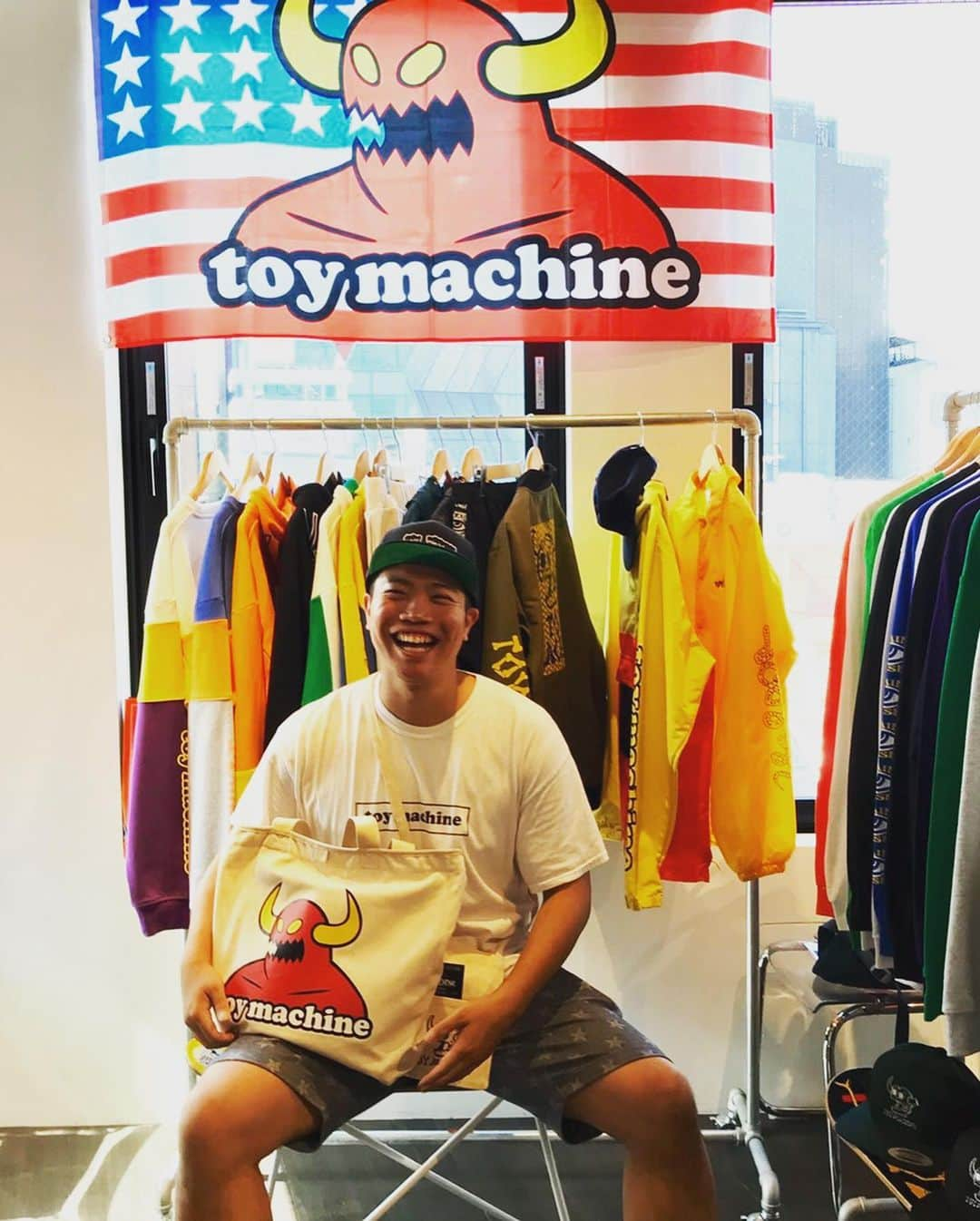 あれ慎之助さんのインスタグラム写真 - (あれ慎之助Instagram)「個人的に大好きなブランドのトイマシーン #toymachine さんの展示会へ！  巨人ファンのハート♥️を掴むアイテムがたくさんありました✨ その中でもグータッチ帽子は絶対買いですね✨  男の大人の俺でもカワイイ❣️を連呼してしまったくらいイイです✨  アップの写真を撮り忘れてしまったのでかぶらせてもらった写真をズームしてみましたが伝わりますかね💦  いつかゲットしてプライベートでかぶるのでお楽しみに！！！ 絶対巨人ファンの方欲しがると思うなー😏  #トイマシーン #toymachine  #グータッチ #帽子 #原辰徳監督 #巨人 #ジャイアンツ #giants #優勝記念でドームで売って欲しい✨」9月19日 14時48分 - areshinnosuke