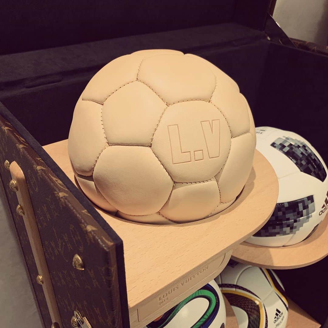 HIKAKINさんのインスタグラム写真 - (HIKAKINInstagram)「一年越しでルイ・ヴィトンFIFA W杯トランクが我が家に届きました😎⚽️🎉 世界に20個、LV史上最大級のトランクです😦  #lv #louisvuitton  #ルイヴィトン  #サッカー #football  #soccer #fifa」9月19日 15時01分 - hikakin