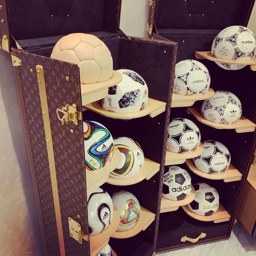 HIKAKINさんのインスタグラム写真 - (HIKAKINInstagram)「一年越しでルイ・ヴィトンFIFA W杯トランクが我が家に届きました😎⚽️🎉 世界に20個、LV史上最大級のトランクです😦  #lv #louisvuitton  #ルイヴィトン  #サッカー #football  #soccer #fifa」9月19日 15時01分 - hikakin