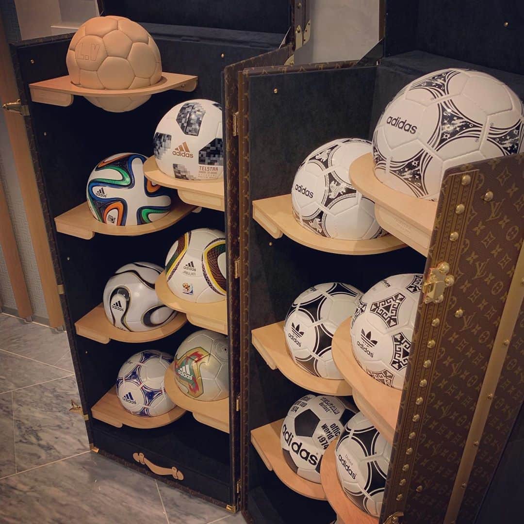 HIKAKINさんのインスタグラム写真 - (HIKAKINInstagram)「一年越しでルイ・ヴィトンFIFA W杯トランクが我が家に届きました😎⚽️🎉 世界に20個、LV史上最大級のトランクです😦  #lv #louisvuitton  #ルイヴィトン  #サッカー #football  #soccer #fifa」9月19日 15時01分 - hikakin