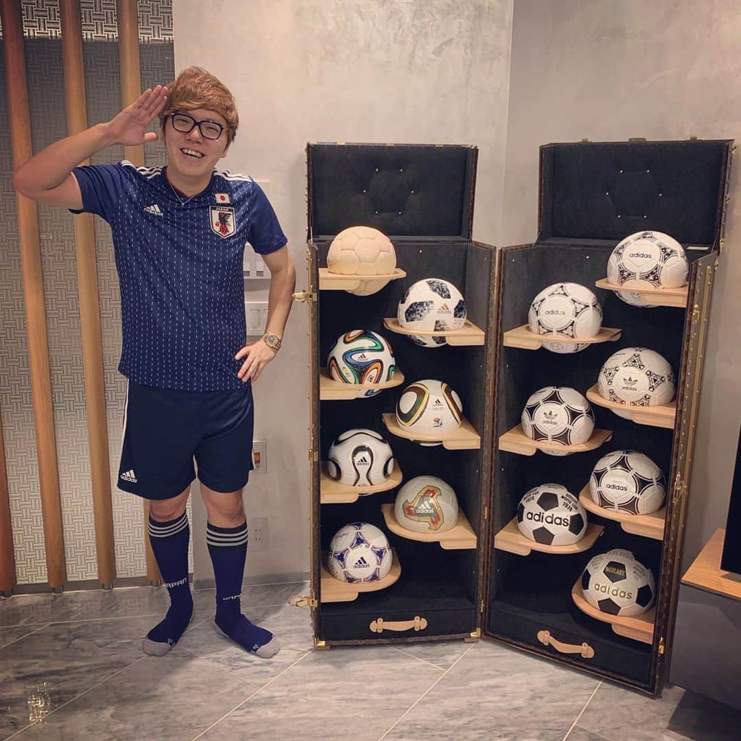 のインスタグラム：「一年越しでルイ・ヴィトンFIFA W杯トランクが我が家に届きました😎⚽️🎉 世界に20個、LV史上最大級のトランクです😦  #lv #louisvuitton  #ルイヴィトン  #サッカー #football  #soccer #fifa」