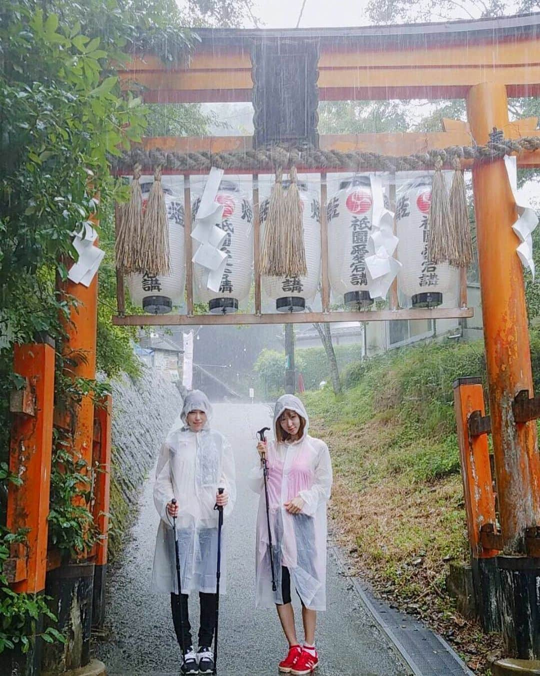 大矢真夕さんのインスタグラム写真 - (大矢真夕Instagram)「Mountain climbing in heavy rain😵☔️ This is the starting point to climb 🍭  てるてる坊主感出てる😌  #登山 #京都 #トレッキング #bestoftheday #mountains #kyoto #rain #雨 #神社 #trekking #climbing #旅 #mountain #forest #nature #naturephotography #naturelovers #森 #自然 #写真 #山 #beautiful #ファインダー越しの世界 #girls #photooftheday #outdoors #amazing #picoftheday #nature_perfection #写真部」9月19日 15時05分 - mayuohya