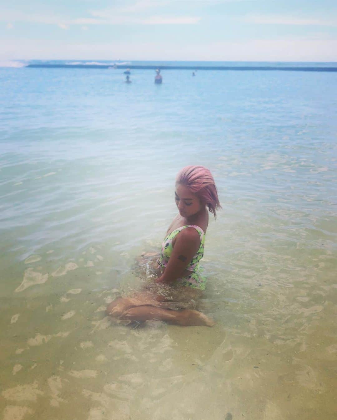 Nazukiのインスタグラム：「Hawaii 🏝🏝🏝 レンのバースデーも兼ねてハワイ夏休み来てます😊😊 飛行機は小さい頃から乗ってるから、全く泣かないんだけど、離陸してすぐ寝て1時間で起きて、ご機嫌で、枕投げが始まり😂 ママは全く寝れませんでした😅 子連れ2人旅も5回目になるから、かなり慣れてきました✌🏻 レンの大好きなビーチに行ったけど、水着をホテルに忘れてしまい🤣 2枚目お尻丸出し写真😂  やっぱ何度来てもハワイはいい👌  #hawaii #vacation #family #trip #hawaii🌺 #beach #夏休み #子連れハワイ #シンママ #男の子ママ」