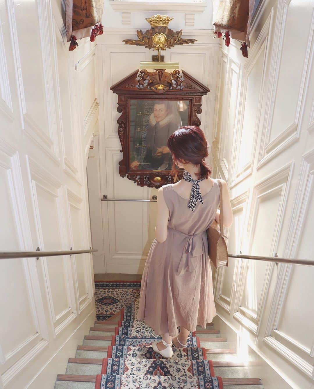 のインスタグラム：「. . #プラトン装飾美術館 🎫 . . 質問 会った one piece は @newlyme_official のものだよ ♡♡ . ◎ 20% off coupon ▶︎▶︎ giftsep9 . . 涼しくなったし 新神戸 行きたいな ☺︎ ( この日が、暑 過ぎて … ) . 最近 友達 に 会うたび 言ってる な 。笑 . . 神戸方面 に 旅行 行きたいな 〜〜 ❤︎ . . . #兵庫 #新神戸駅 #新神戸 #プラトン装飾美術館 #美術館 #アンティーク #北野異人館 #神戸 #ベージュワンピース #ベージュコーデ」