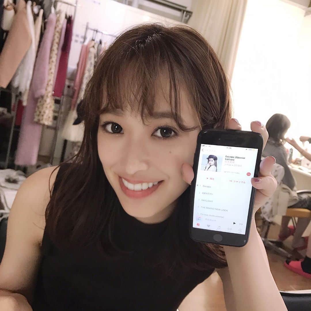 のインスタグラム：「先日のRayの撮影現場にて💗﻿ ﻿ 9月4日に発売された、愛理の『#Escape』をきくちゃんもゲットして聴いておりました〜♪😊😳﻿ ﻿ ちなみに、後ろにいるのはぺーちゃん💕﻿ ﻿  #ray #佐々木久美 #鈴木愛理 #渡辺梨加 #坂道ツインズ」