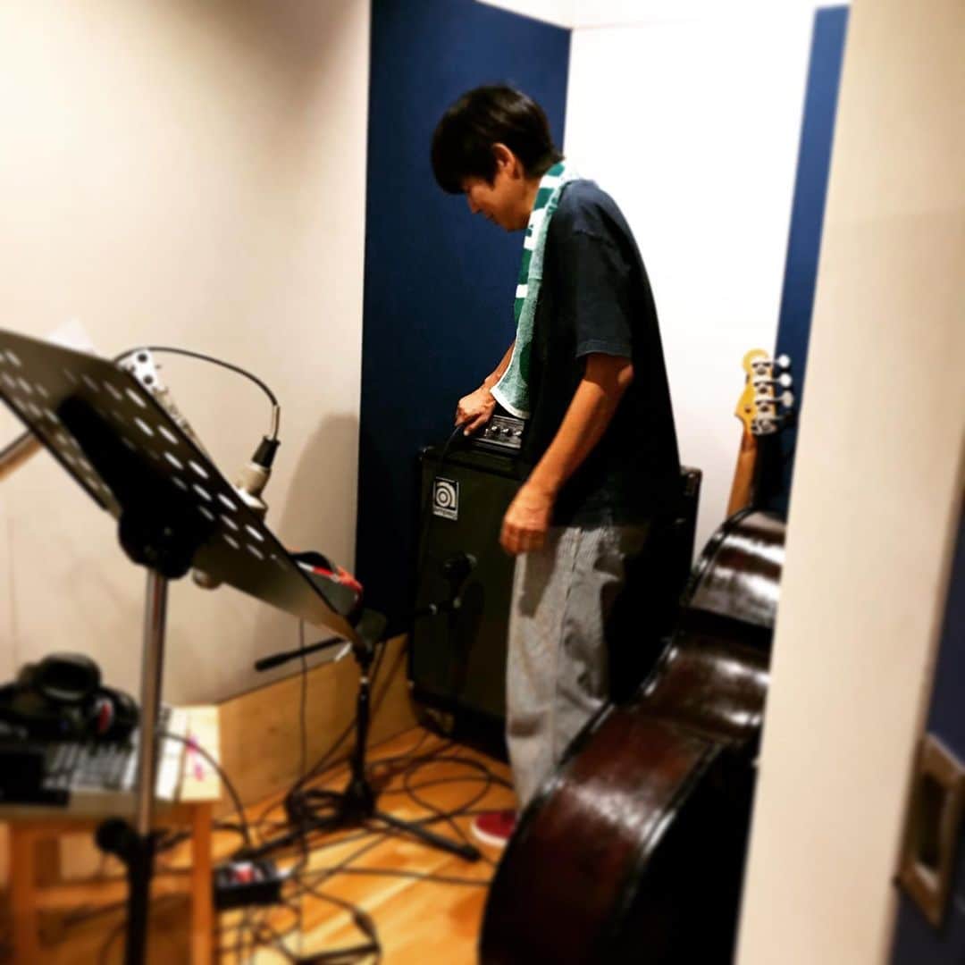 朝倉真司のインスタグラム：「昨日はレコーディング。梅原さん、シュンちゃん、鹿島さん、省二郎さん。みんな久々みんな大好き。ドラムの写真じゃなくて録り終わって片付けを始める鹿島さんの写真。首タオル。」