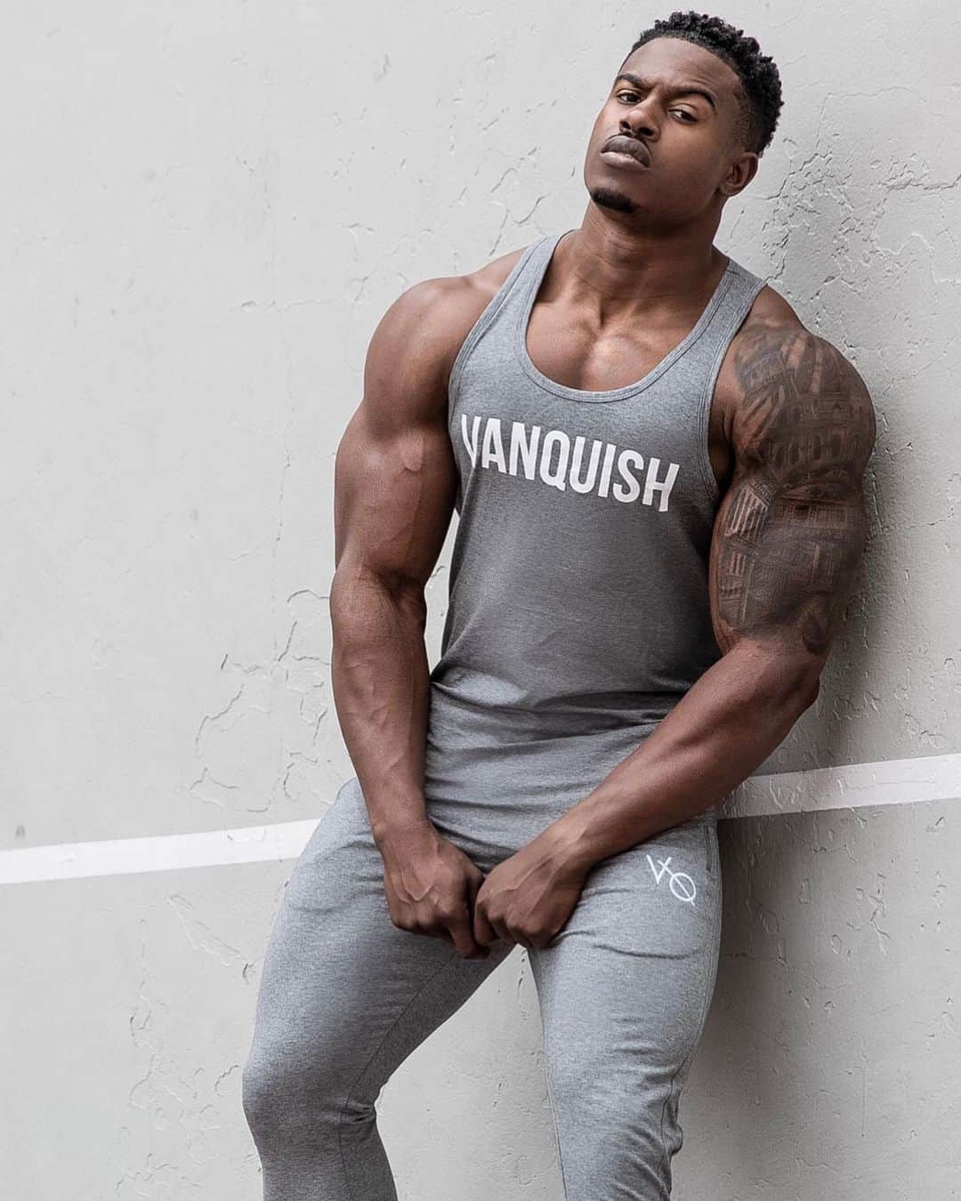 Simeon Pandaさんのインスタグラム写真 - (Simeon PandaInstagram)「Get out of your comfort zone @vqfit⁣ ⁣ Wearing Unity Grey Longline Tank Vest⁣ &⁣ Eclipse Grey Tapered Sweatpants.⁣ Explore the collection at 👉 vqfit.com/simeon or visit the link in bio 👉 @vqfit⁣⁣⁣ ⁣⁣⁣ #vqfit #IAmVanquish #WeAreVanquish」9月19日 15時17分 - simeonpanda