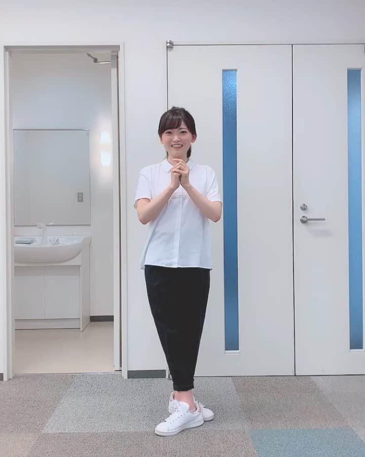 のインスタグラム：「本日 #なぐもぐもぐ こと #南雲穂波 アナが、ナゴヤドームで始球式！﻿ 直前のフォームチェックです⚾️﻿ ﻿ 最後に登場するのは・・・！？😆﻿ ﻿ 頑張れ！南雲ちゃん！ ﻿ #中日 #ドラゴンズ #中日ドラゴンズ﻿ #ナゴヤドーム #始球式﻿ #メーテレ #ドデスカ #徳重杏奈」