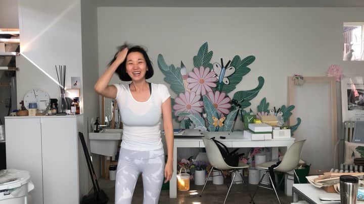 チャン・ユンジュのインスタグラム：「요즘 내 기분 ㅎㅎㅎㅎㅎㅎㅎㅎㅎㅎㅎㅎ 😂🤣😂🤣🌷💋🌺💜 _ @nanankang  #나난의작업실에서  #롱롱타임플라워와」
