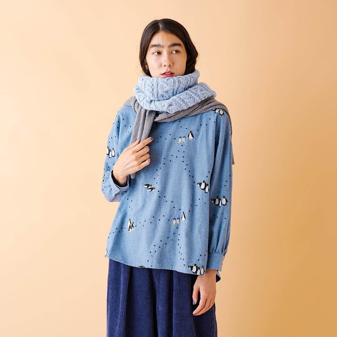 marbleSUD(マーブルシュッド) のインスタグラム：「秋冬コレクションの総刺繍シリーズが揃いました。今回ご紹介するのは、ペンギン親子の微笑ましい姿を描いた「EMB Penguin」シリーズ。ペタペタっと歩いた足跡も細かに表現されています。ワンピース、トップス、スカートの他、メンズライクに着こなしたいパンツもご用意。表面起毛をかけたほっこり温かな生地感もペンギンの世界観にぴったりですね。 ・ #marblesud #マーブルシュッド #ペンギン #北極 #お散歩 #親子 #ファッション #コーデ #大人女子 #大人カジュアル」