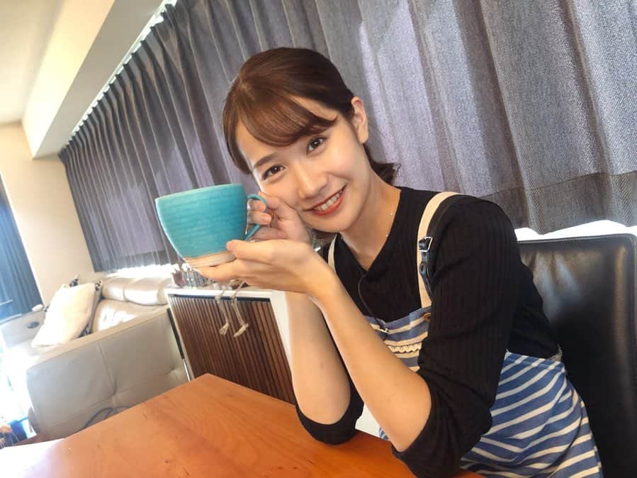 のインスタグラム：「ロケ先で、色と質感がドンピシャのマグカップに出逢い、休憩時間に購入してしまいました😌 これで紅茶とコーヒーを飲みたい♪ . . . 今日は料理が美味しく見える器&盛り付け術を教わっています！ . . #マグカップ #トルコブルー #トルコブルーの食器 #マット #トルコブルーマット #陶器 #mugcup #teatime☕️ #tea #coffee #メーテレ #島津咲苗」