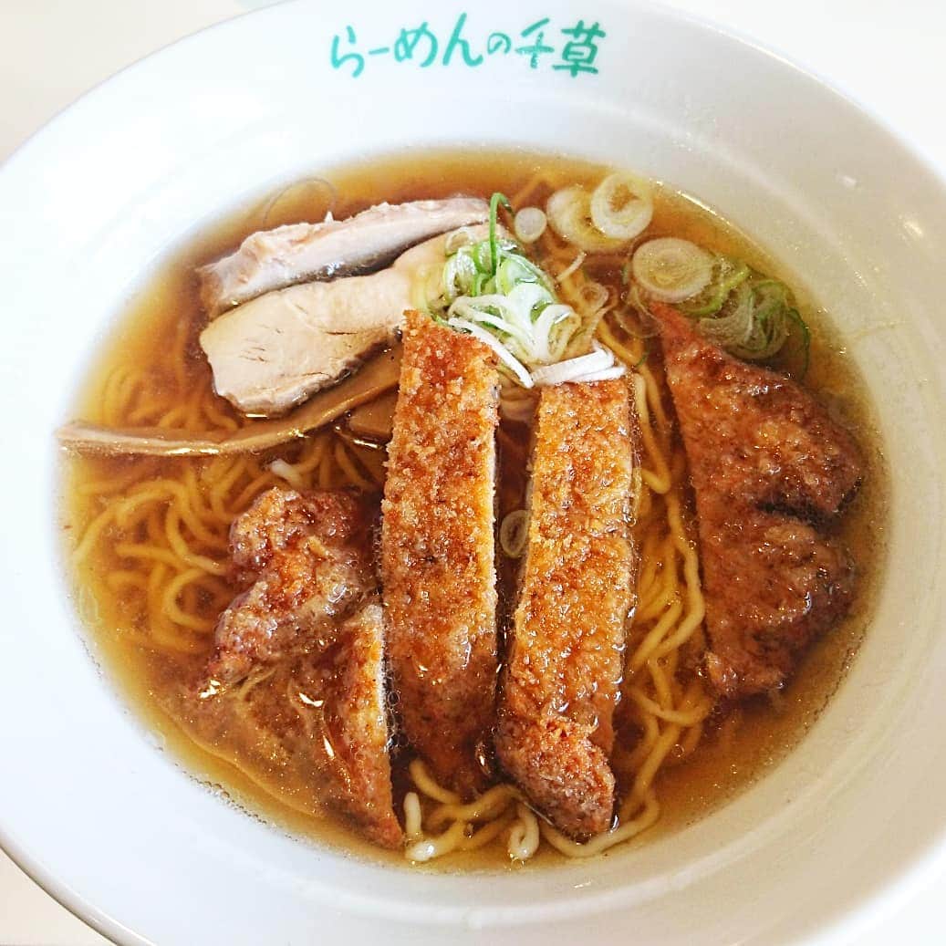 新山大さんのインスタグラム写真 - (新山大Instagram)「2019/09訪問 ☀️★★★★☆ 4.0　～￥999/1人 必ず最後に愛はカツらーめん♪  念願の訪麺。久慈の名店らーめんの千草。 お昼時だったので店内は満席。さすが人気店ですね。15分ほど店内で待った後着席。  今回いただいたのは カツらーめん　930円(税込)  琥珀色の優しい味わいの鶏ガラスープがサクサク衣のとんかつに染み渡り、細めながらしっかりとコシのある麺とのアンサンブル！うまい！！！ あっと言う間に完食！ 鶏の旨味を感じる感じる完汁！！ 久慈に行った際は是非再訪したいお店ですね。  御馳走様でした🍜  #らーめん #千草 #久慈市 #岩手県 #カツらーめん #麺スタグラム #強風でのれんがベロンベロン #食べログ風投稿」9月19日 15時39分 - dai_niiyama