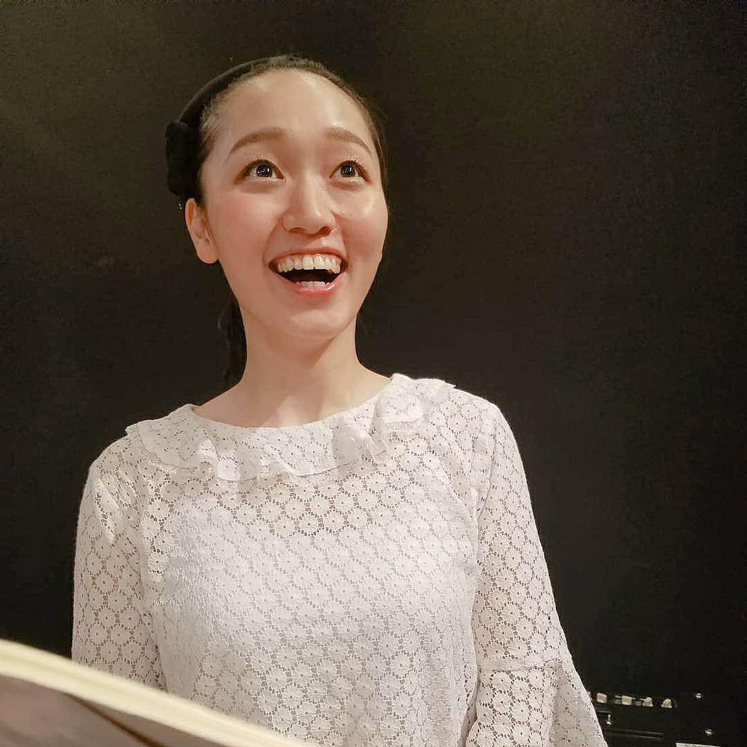 松浦景子さんのインスタグラム写真 - (松浦景子Instagram)「【顔面ゆでたまご】今日も出番前にレイチェルさんと練習してきた🎵  大阪城ホールで歌えるなんて本当に光栄たまご🐣  ドイツ語むずかしーーーーーーーーーーーーーーーーーー！！！！ がんばろーーーーーーーーー！  #サントリー #一万人の第九 #1万人の第九 #年末の風物詩 #大阪城ホール #すごい話も聞いたよ #ドキドキ #ドイツ語 #ムズムズ #吉本新喜劇 #吉本#新喜劇#よしもと新喜劇 #レイチェル#松浦景子 #swankiss #Honeycinnamon」9月19日 15時40分 - pinkpinks13