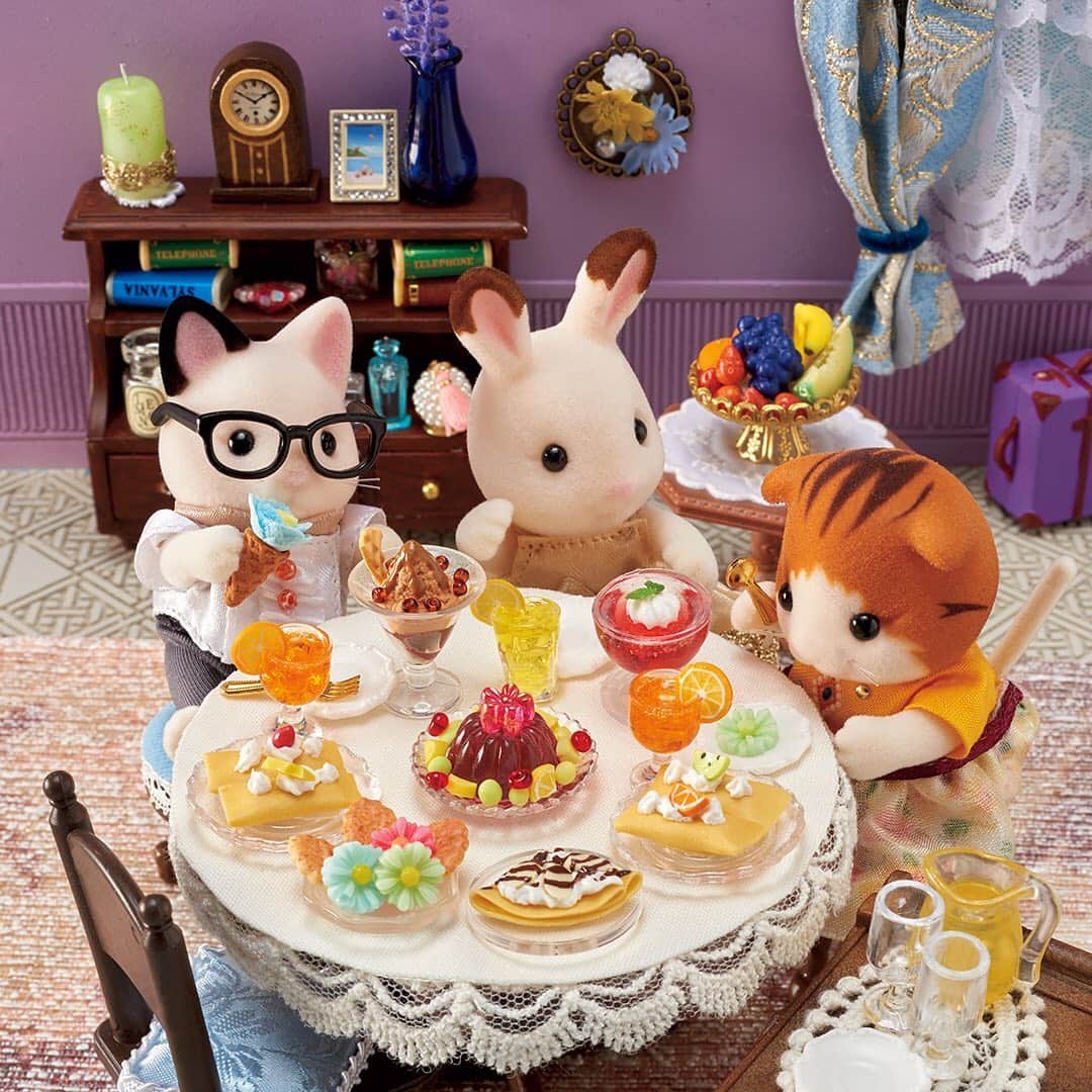 シルバニアファミリー【公式】 さんのインスタグラム写真 - (シルバニアファミリー【公式】 Instagram)「食欲の秋はスイーツの秋♪ ケーキにパフェにクレープ、ゼリー！お姉さんたちはどれを食べようか迷っているようです。 「スイーツビュッフェを制覇するには、食べる順番も重要よ！」 メイプルネコのお姉さんはとっても真剣！ ショコラウサギのお姉さんは感心しています。  #シルバニアファミリー #シルバニア #sylvanianfamilies #calicocritters #sylvanian  #ドールハウス #dollhouse #ミニチュア #miniature ＃食欲の秋 ＃スイーツ #ビュッフェ #ブッフェ」9月19日 15時46分 - sylvanianfamilies_jp