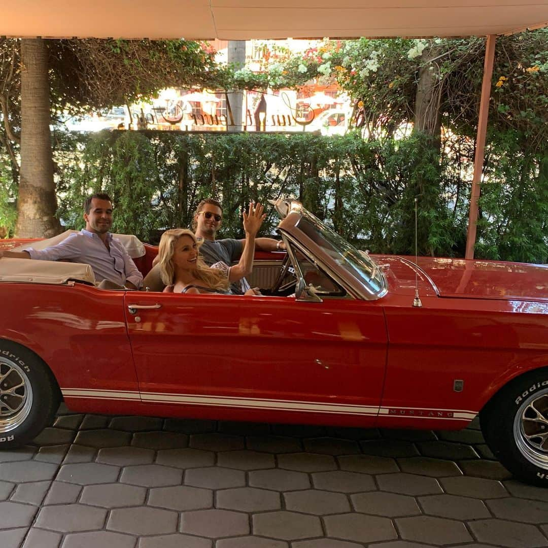 クリスティ・ブリンクリーさんのインスタグラム写真 - (クリスティ・ブリンクリーInstagram)「It was a Beautiful Day for a Drive to visit our friends at the beach! ❤️ #mastang #malibu  #hometown @jackbrinkleycook」9月19日 15時54分 - christiebrinkley