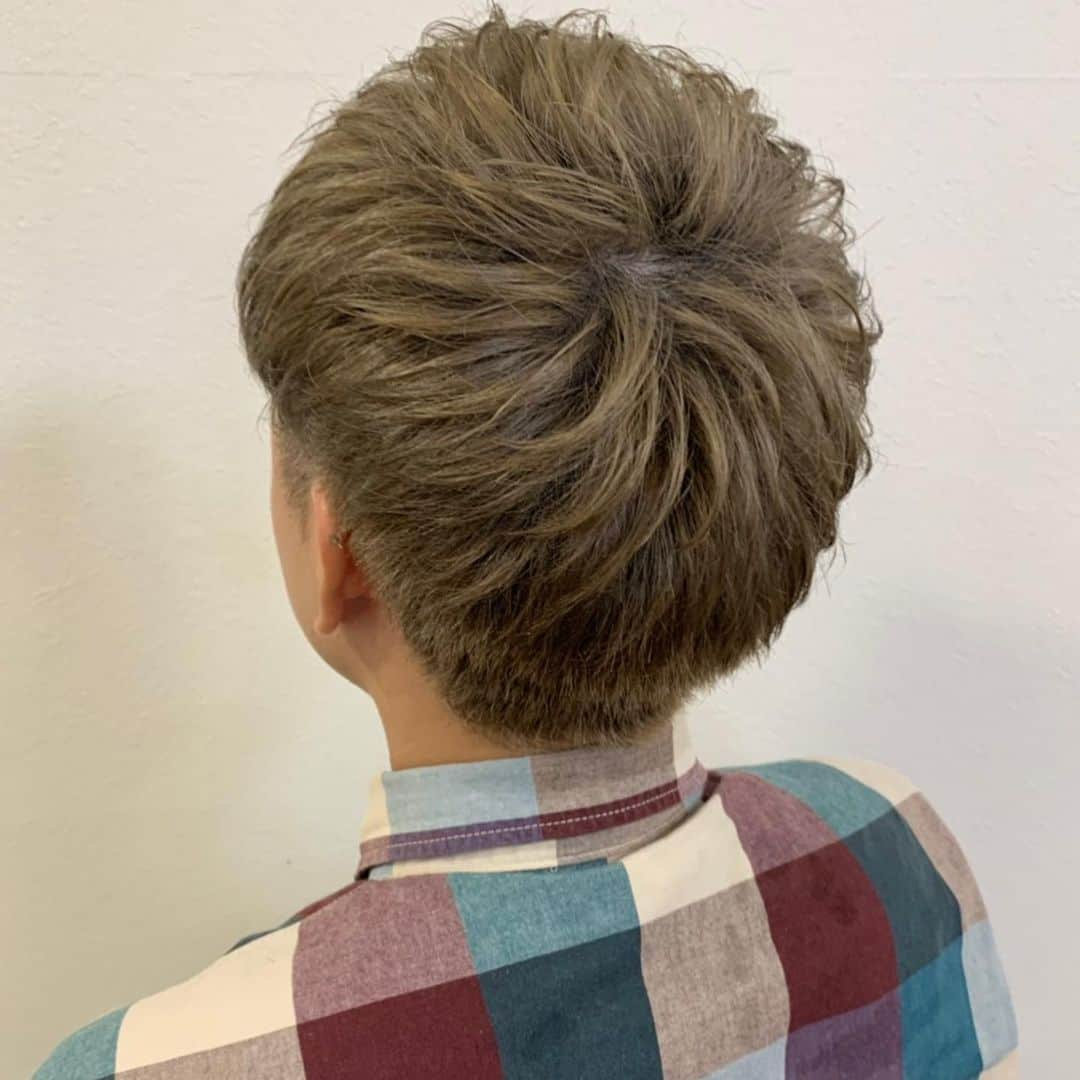 salon PRATiNO(サロンプラチノ)さんのインスタグラム写真 - (salon PRATiNO(サロンプラチノ)Instagram)「. ✂️men'sカット✂️. . 気候も変わってきて 夏から秋に近づいてますね。  カットも秋らしく あまり短くしすぎず けれどサッパリした印象になるようにカットしました✂️ 💗 メンズはカットシルエットもそうですし セットで印象が変わるので 色んなスタイル楽しんで欲しいです🌟 . . 【CLAVIS PRATINO】 ◇火曜日～土曜日 11:00～20:00 ◇日曜日 11:00～18:00 ※時間外はお問い合わせください。 愛知県名古屋市中区錦3-4-19石垣ビル７Ｆ ☎︎052-962-7017 . #hairstyle #hair #cornrow #braids #clavispratino #spiralperm #pratino #hairsalon #nagoya #haircolor #love #派手髪 #外国人風カラー #バレイヤージュ #グラデーション #コーンロウ #ブレイズ #スパイラルパーマ #特殊ヘア #ブラックヘア #美容室 #ヘアサロン #ヘアスタイル #ヘアカラー #クラビスプラチノ #名古屋 #栄 #錦」9月19日 15時51分 - clavis_pratino