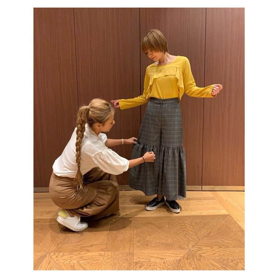 Minaさんのインスタグラム写真 - (MinaInstagram)「りっちゃんがデザイン ディレクションするお洋服  一足お先に  試着させてもらいましたぁ😆  小さい私でも バランス良く スタイル良く 見えて 😆 着られて 何だか ウキウキしちゃいます💕  #Repost @xxlina_now with @get_repost ・・・ 私がデザイン・ディレクションする ブランド”chulo"が 10月11日（金）18：00~18：58  ショップチャンネルの LINE放送にてデビューします！ OA販売に先がけて企画した 先行の試着会に ご応募してくださった皆さん ありがとうございました！ 当日は 短い時間ではありますが 皆さんと 有意義な時間を過ごせたらと 思っていますので 楽しみにしていますね！ そして 早速、メンバーにも お披露目を兼ねて 試着してもらいましたー！ ・ MODEL :MINA 身長：155cm ⚫︎ジャージ×シフォンドッキング プルオーバー：Ｓ ジャージ素材に 異素材のシフォンを 大人の女性でも着られるように アシンメトリーでフリルを 演出してます。 ⚫︎グレンチェックワイドパンツ：７ 今年のトレンドでもある グレンチェックです。 主張しすぎないチェックなので 着回しも広がり 身長の低い方にも バランス良く着て頂くことが 出来ます。 是非、ご参考にどうぞ♡ #MAX#LINA #model#MINA #chulo #shopchannel #fashion#debut」9月19日 16時03分 - mina_1977