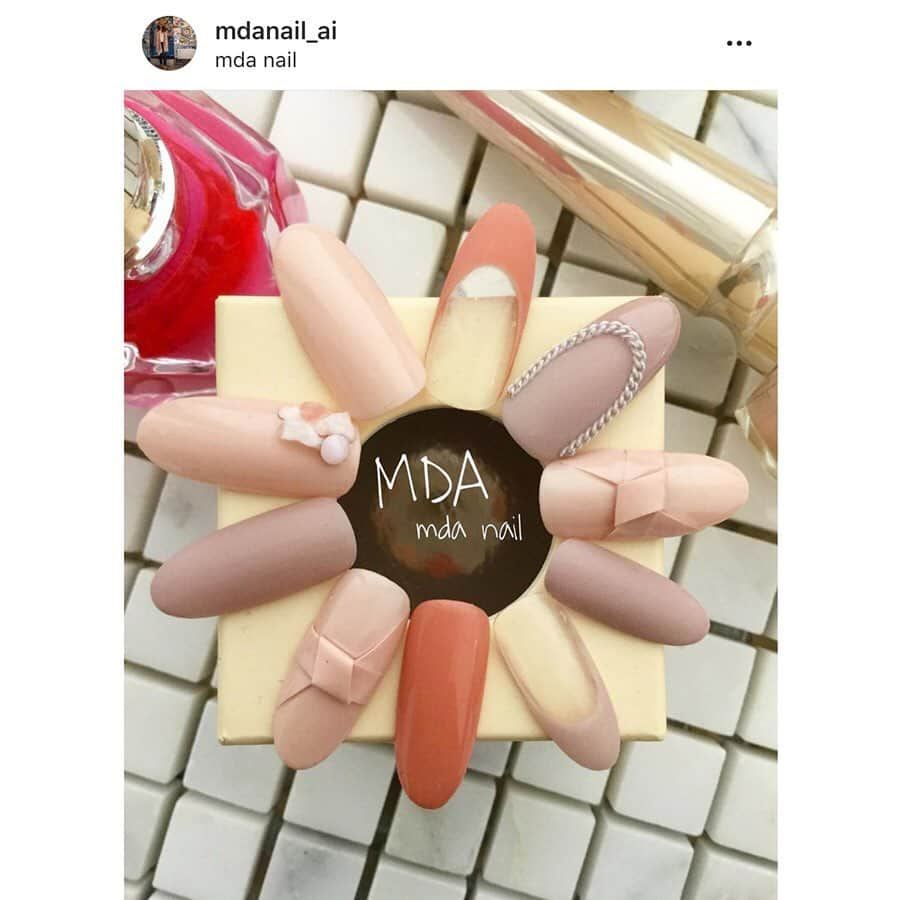 Mayu Ogawaさんのインスタグラム写真 - (Mayu OgawaInstagram)「mda stylist のご紹介です。﻿ ﻿ Aiko﻿ とっても頑張り屋な努力家です😊﻿ すっかり自慢のスタイリストです！﻿ ﻿ mda スタッフはしっかりトレーニング期間を経てのデビューになります。﻿ aikoは技術もメキメキ上達中で、﻿ 現在はバリバリお客様をこなしています♪ ﻿ 5.6.7枚目はAiko作﻿ ﻿ @mdanail_ai  ではお客様画像や﻿ Aiko本人が作ったチップを沢山アップしています。﻿ ﻿ スタッフ担当のマンスリーアートやキャンペーン企画も掲載してまいります🌟💗 ﻿ ﻿ 海外生活経験もある彼女は英語も多少はok🙆‍♀️なので海外のお客様なども日々対応しています。﻿ ﻿ 今後が本当に楽しみなAiko^ ^﻿ ﻿ 今後ともAiko(ai)、並びにmdaを﻿ ご愛顧賜りますようお願い申し上げます。﻿ ♡﻿ ﻿ プロフィールから直接ご予約フォームにリンクできます。﻿ ご新規様、メンバー様共通や、ネイリスト様向けのお得メニュー🉐もご用意しております。﻿ ﻿ 皆様のご来店を心よりお待ちしております！ ﻿ 是非mdaをお楽しみ下さい♡﻿ ﻿ #mda #mdanail ﻿ #mda staff #stylist ﻿ #銀座ネイル #ネイルサロン銀座 ﻿ #皆様のご予約お待ちしております﻿ #よろしくお願いいたします﻿ #頑張り屋﻿ #Aiko #ai」9月19日 15時56分 - m_d_a