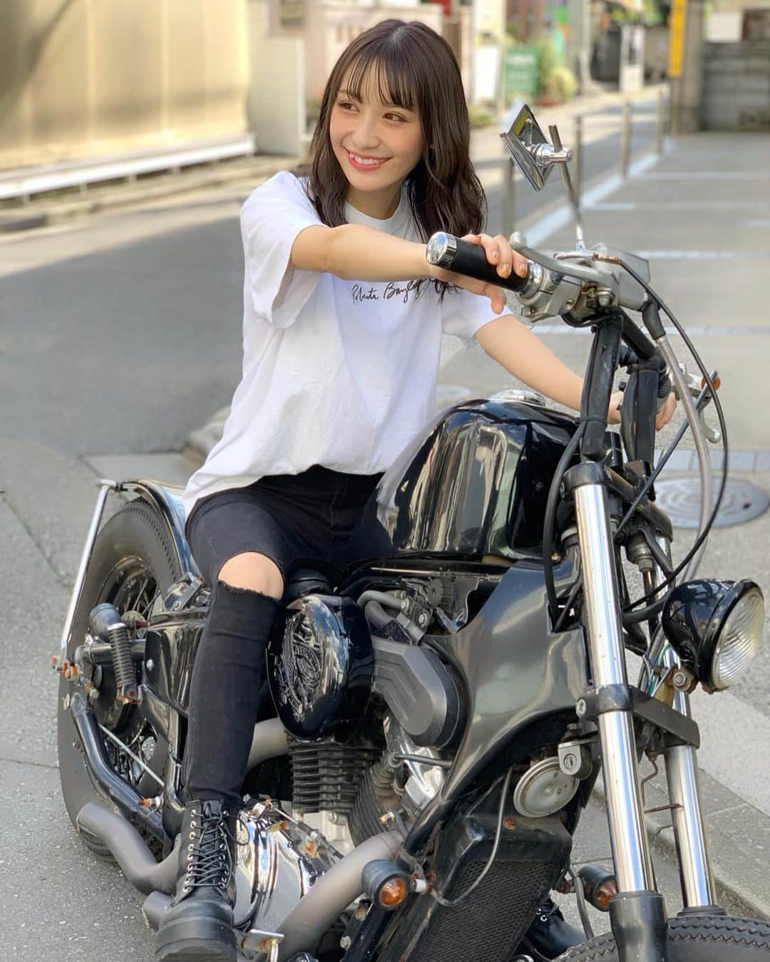 伊藤愛真さんのインスタグラム写真 - (伊藤愛真Instagram)「. バイクはじめまして🔰 . . 完全に父の遺伝子引き継いでるわ😯✌🏻」9月19日 16時12分 - __emagram