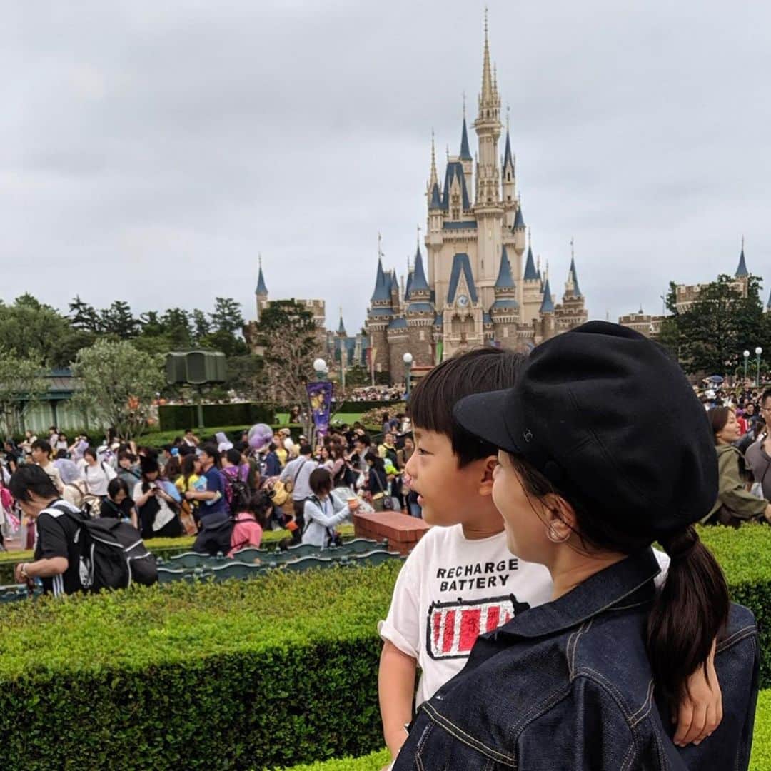 亀恭子のインスタグラム：「連休のこと。 . . . 息子は人生二度目の 東京ディズニーランド @tokyodisneyresort_official  へ。 . . 近いのに、 なかなか連れて行ってあげれてなくて… ディズニーへの思いが募ってる息子は、 コンビニなどに貼ってある ディズニーのポスターを見かけると、その前でピースして 「ママ、写真撮ってー♬」と。 . . その姿がとてもかわいくて…w でも ごめん。 と思いながら ようやく二度目のディズニーランドへ。 . . . 夕方から行きましたが、 4歳児にはかなりの運動量で かなりの満足感。 . . 前回は爆睡してて観てなかった エレクトリカルパレードに とても感動してました❤︎ . . 喜んでくれて良かった^ ^ . . #tokyodisneyland #fun  #Pixelで撮影 #Google #夜景モード 綺麗」