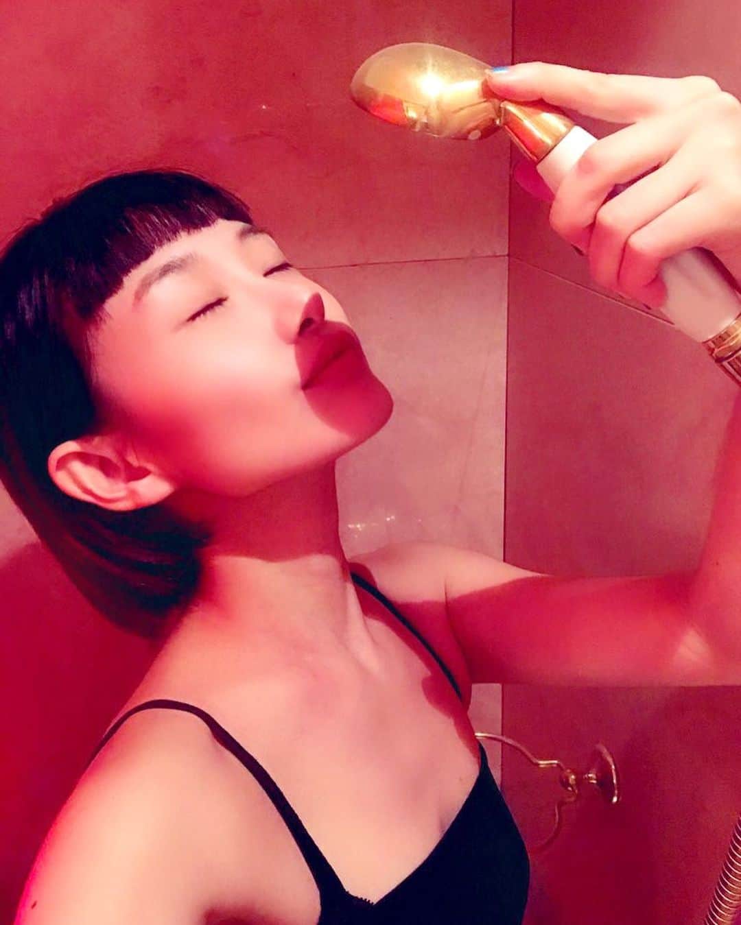 濱田茉奈さんのインスタグラム写真 - (濱田茉奈Instagram)「@yslbeauty #シースルーマット 新製品ローンチパーティ💕💕 最高に可愛い。 昔初めて @ysl がシースルーの服を出して、それに伴ってシースルーのlipが今回久々に出たんやって！ もうこのお屋敷？城？も完全にパロディで昔の #ysl を再現したんやって！ 可愛すぎる。こうゆうとこに住みたい🥺❤️ 毎日ドレス着ちゃうわ❤️❤️😍 今回のlipもさすが #yslbeauty つけ心地もよくマットだけど唇が乾きもせず良い。 ありがとうございました！ ケータリングもお酒も美味しくて楽しかった🌹💕._  #fashion #cosme #beauty #makeup #lip #口紅 #コスメ #いゔさんろーらん #イヴサンローラン #メイク #ファッション #モデル #model #make #love #cute #mode #mood」9月19日 16時20分 - manahamada0222
