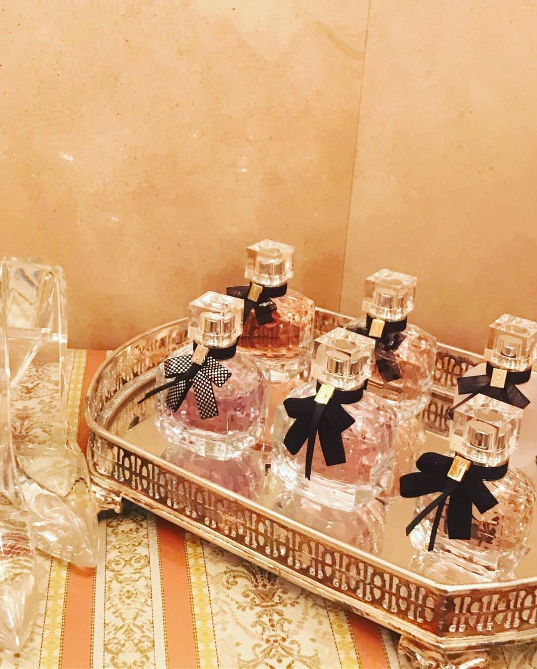 濱田茉奈さんのインスタグラム写真 - (濱田茉奈Instagram)「@yslbeauty #シースルーマット 新製品ローンチパーティ💕💕 最高に可愛い。 昔初めて @ysl がシースルーの服を出して、それに伴ってシースルーのlipが今回久々に出たんやって！ もうこのお屋敷？城？も完全にパロディで昔の #ysl を再現したんやって！ 可愛すぎる。こうゆうとこに住みたい🥺❤️ 毎日ドレス着ちゃうわ❤️❤️😍 今回のlipもさすが #yslbeauty つけ心地もよくマットだけど唇が乾きもせず良い。 ありがとうございました！ ケータリングもお酒も美味しくて楽しかった🌹💕._  #fashion #cosme #beauty #makeup #lip #口紅 #コスメ #いゔさんろーらん #イヴサンローラン #メイク #ファッション #モデル #model #make #love #cute #mode #mood」9月19日 16時20分 - manahamada0222