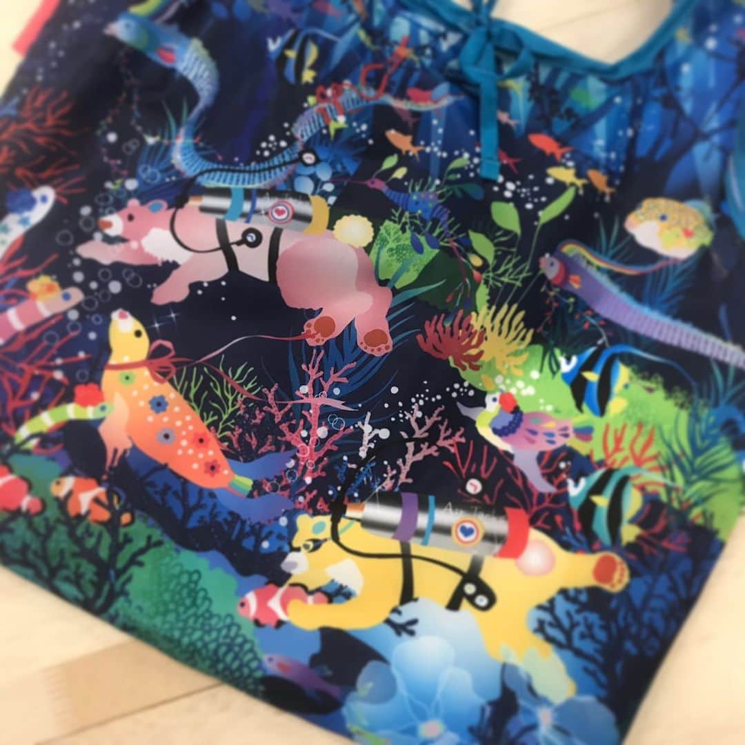 プレーリードッグさんのインスタグラム写真 - (プレーリードッグInstagram)「大人気デザイナーズジャパンショッピングバッグから新柄登場ですっ🐻🐟 海底を探検するくまさんたち…なにを探しているのでしょうか？💎 #デザイナーズジャパン #designersjapan #ショッピングバッグ #エコバッグ #2way #くま #海底 #探検 #宝探し #ダイビング #ダイバー #diving #diver #新柄 #newdesign #かわいい #エコ #マイバッグ #マイバッグ推進 #大人気 #ベストセラー #フォロバ #いいね返し #まいにちプレーリー」9月19日 16時17分 - prairiedog_web